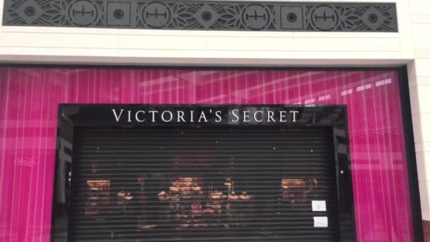 Victorias Secret negozio di marca chiuso in un centro commerciale durante coronavirus covid-19 isolamento pandemico, negozio al dettaglio restrizione — Video Stock