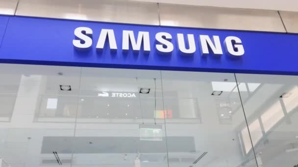 Закрытый фирменный магазин Samsung в торговом центре во время пандемии коронавируса covid-19, ограничение розничных магазинов — стоковое видео