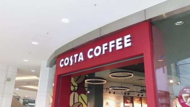 Café cerrado de la marca Costa Coffee en un centro comercial durante el bloqueo pandémico de coronavirus covid-19, restricción de tiendas minoristas — Vídeo de stock