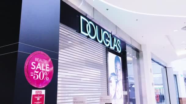 Fermeture d'un magasin de marque Douglas dans un centre commercial pendant le confinement de la pandémie de coronavirus covid-19, restriction des magasins de détail — Video