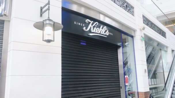 Fermeture d'un magasin de marque Kiehls dans un centre commercial pendant le confinement de la pandémie de coronavirus covid-19, restriction des magasins de détail — Video