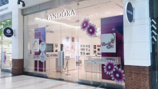 Fechado loja marca Pandora em um shopping center durante coronavírus covid-19 bloqueio pandêmico, restrição loja de varejo — Vídeo de Stock