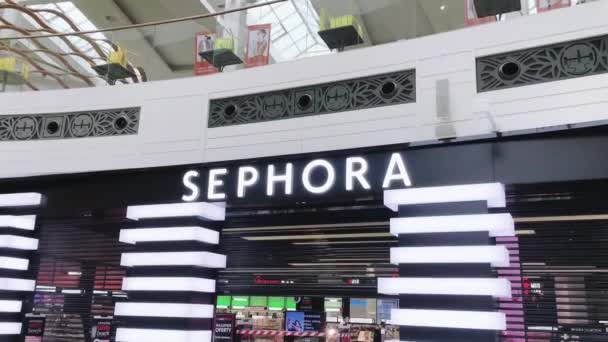 Закрытый фирменный магазин Sephora в торговом центре во время пандемической изоляции коронавируса ковид-19, ограничение розничных магазинов — стоковое видео