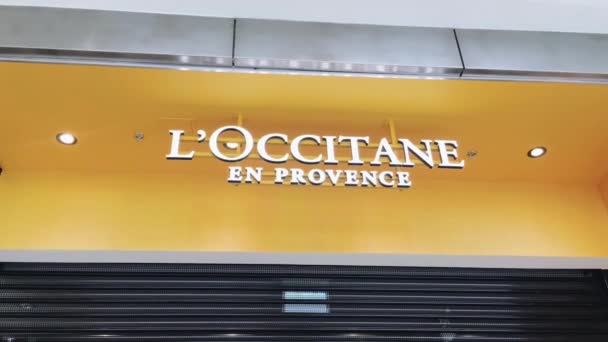 Fermeture d'un magasin de marque LOccitane dans un centre commercial pendant le confinement de la pandémie de coronavirus covid-19, restriction des magasins de détail — Video