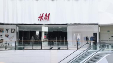 Coronavirus covid-19 pandemik tecrit, perakende satış kısıtlaması sırasında bir alışveriş merkezinde kapalı HM marka mağazası.