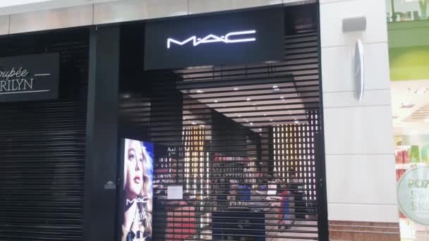 Закрытый магазин Mac в торговом центре во время пандемической блокировки коронавируса ковид-19, ограничение розничных магазинов — стоковое видео