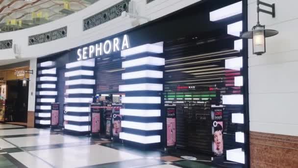 Fermeture d'un magasin de marque Sephora dans un centre commercial pendant le confinement de la pandémie de coronavirus covid-19, restriction des magasins de détail — Video