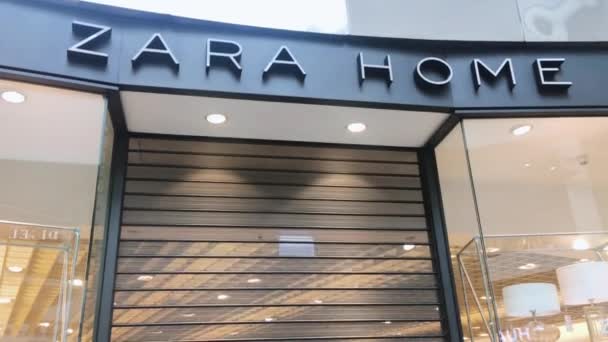 Fermeture d'un magasin de la marque Zara Home dans un centre commercial pendant le confinement de la pandémie de coronavirus covid-19, restriction des magasins de détail — Video