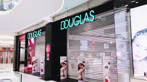Fechado Douglas loja de marca em um shopping center durante coronavírus covid-19 bloqueio pandêmico, restrição loja de varejo — Vídeo de Stock
