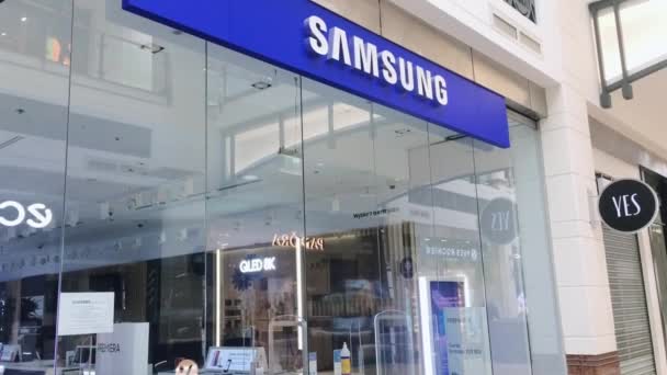 Fermeture d'un magasin de marque Samsung dans un centre commercial pendant le confinement de la pandémie de coronavirus covid-19, restriction des magasins de détail — Video