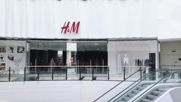Fermeture d'un magasin de marque HM dans un centre commercial pendant le confinement de la pandémie de coronavirus covid-19, restriction des magasins de détail — Video