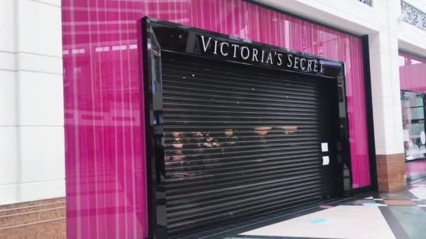 Fermeture d'un magasin de la marque Victorias Secret dans un centre commercial pendant le confinement de la pandémie de coronavirus covid-19, restriction des magasins de détail — Video