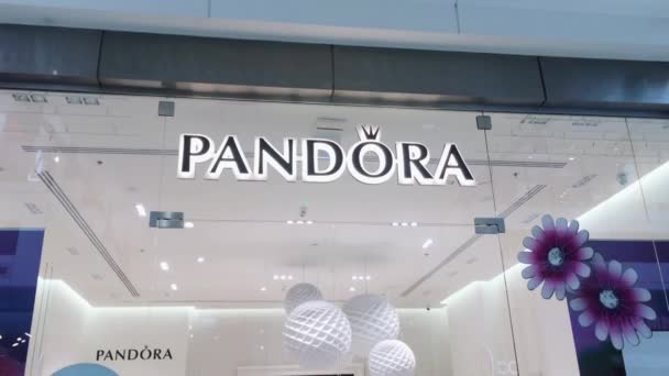 Cerrado tienda de la marca Pandora en un centro comercial durante el bloqueo pandémico coronavirus covid-19, tienda minorista restricción — Vídeo de stock