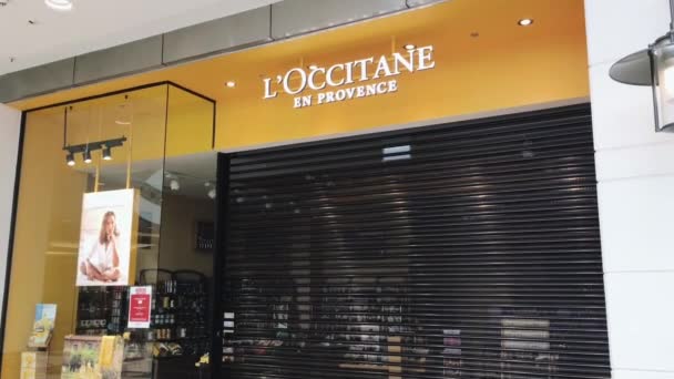 Zamknięty sklep marki LOccitane w centrum handlowym podczas pandemii coronavirus covid-19, ograniczenie sklepów detalicznych — Wideo stockowe