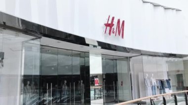 Coronavirus covid-19 pandemik tecrit, perakende satış kısıtlaması sırasında bir alışveriş merkezinde kapalı HM marka mağazası.