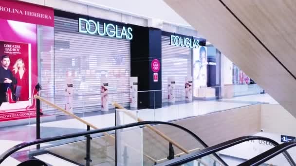 Fechado Douglas loja de marca em um shopping center durante coronavírus covid-19 bloqueio pandêmico, restrição loja de varejo — Vídeo de Stock