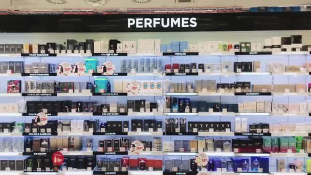 Departamento de perfumes e cosméticos em um shopping center durante o fechamento da pandemia do coronavírus covid-19, restrição da loja de varejo — Vídeo de Stock