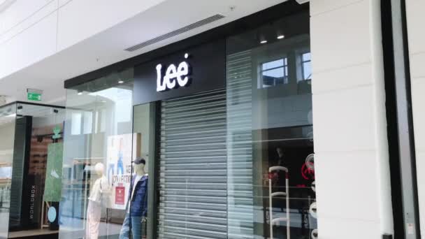 Κλειστό κατάστημα μάρκας Lee σε ένα εμπορικό κέντρο κατά τη διάρκεια του coronavirus covid-19 πανδημία κλείδωμα, περιορισμός καταστημάτων λιανικής πώλησης — Αρχείο Βίντεο