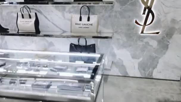 Yves Saint Laurent brand store interior, πολυτελής εμπειρία αγορών μόδας — Αρχείο Βίντεο