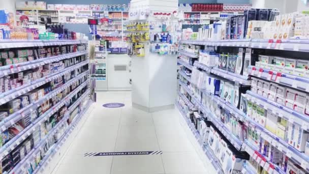 Φαρμακείο και φαρμακείο σε ένα εμπορικό κέντρο κατά τη διάρκεια του αποκλεισμού του coronavirus covid-19 από πανδημία, κατάστημα υγειονομικής περίθαλψης, φάρμακα και φάρμακα — Αρχείο Βίντεο