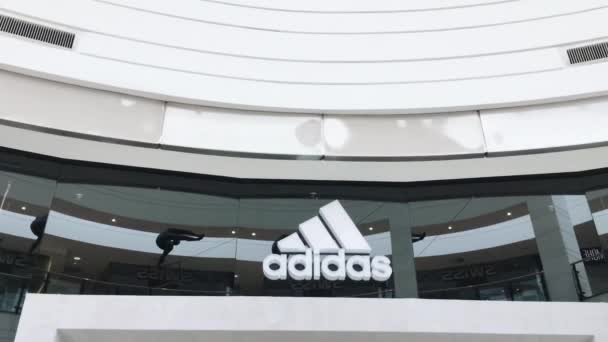 Fermeture d'un magasin de marque Adidas dans un centre commercial pendant le confinement de la pandémie de coronavirus covid-19, restriction des magasins de détail — Video