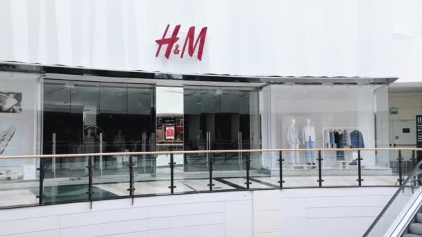 Stängt HM varumärke butik i ett köpcentrum under coronavirus covid-19 pandemisk lockdown, detaljhandel begränsning — Stockvideo