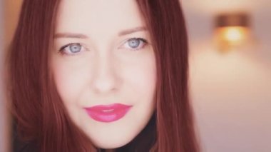 Güzel kızıl saçlı, pembe rujlu, gülümseyen, mükemmel beyaz dişli, kızıl saçlı, uzun saçlı, mavi gözlü, insanlar ve güzellik.