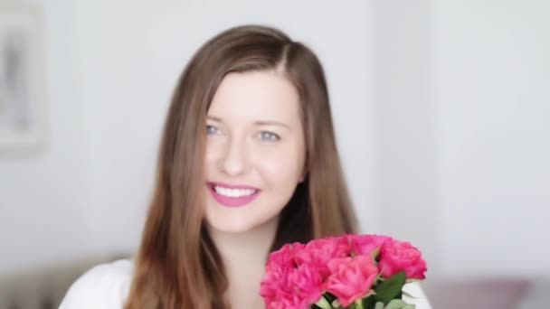 Mujer feliz con ramo de rosas como regalo de vacaciones, flores sonrientes y olorosas, gente y belleza — Vídeos de Stock