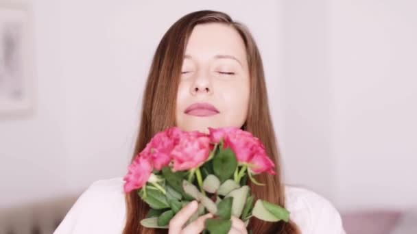 Mujer feliz con ramo de rosas como regalo de vacaciones, flores sonrientes y olorosas, gente y belleza — Vídeos de Stock
