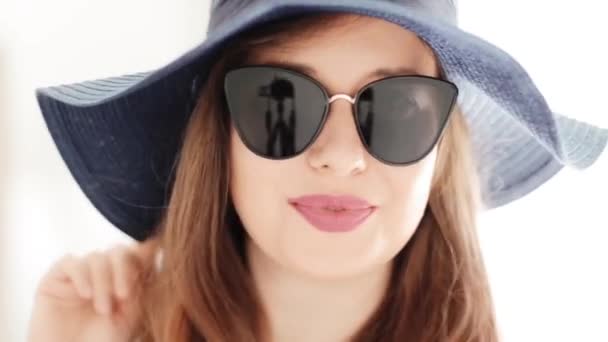 Sorrindo jovem mulher vestindo óculos de sol elegantes e chapéu de sol de verão, férias felizes e destino de férias na praia, viagens de luxo e pessoas ao ar livre — Vídeo de Stock