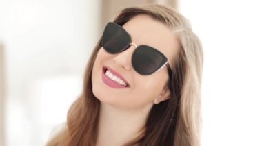 Güzel bir iş kadını şık güneş gözlüğü takıyor ve gülümsüyor, Kafkas Avrupalı bir modelin güzellik portresi moda, aksesuarlar ve iş adamları konsepti