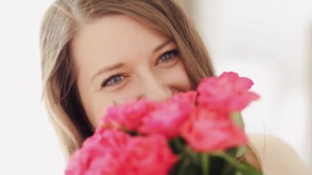Felice bella donna sorridente, ricevendo mazzo di fiori di rosa come regalo di festa floreale, regalo romantico e amore sorpresa, persone e vacanze — Video Stock