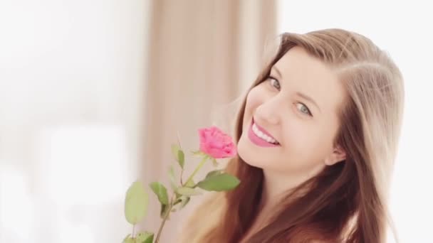 Atrakcyjna młoda kobieta z pięknym różowym ogrodem różanym kwiatem, naturalnym pięknem twarzy portret kaukaskiej modelki europejskiej jako wellness, pielęgnacji skóry i ludzi — Wideo stockowe