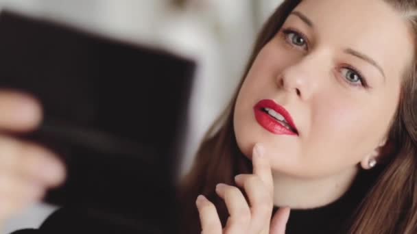 Glamoureuze avond make-up idee, gezicht portret van een vrouw met rode lippenstift make-up, vrouwelijke schoonheid vlogger, Franse chique stijl, make-up en cosmetische product — Stockvideo