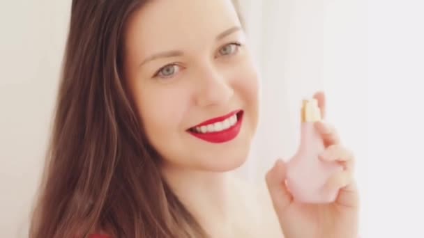 Attraktive Frau präsentiert Parfüm mit frischen neuen Rosenduft, blumige Duftflasche und eleganten Geruch, schöne kaukasische Modell, lange Frisur und roter Lippenstift Make-up, Mode und Schönheit — Stockvideo