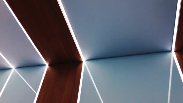 Diseño interior moderno, iluminación led decorativa en el techo — Vídeos de Stock