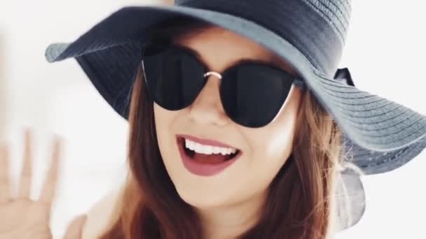 Улыбающаяся молодая женщина в стильных солнцезащитных очках и летней солнцезащитной шляпе, счастливый отпуск и пляжный отдых, роскошные путешествия и люди на открытом воздухе — стоковое видео