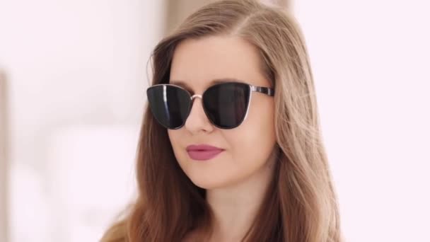 Красива бізнес-леді в стильних сонцезахисних окулярах і посміхаючись, портрет обличчя краси кавказької європейської моделі як мода, аксесуари та концепція бізнесменів — стокове відео
