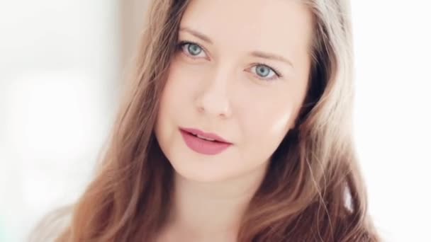 Schöne Frau mit blauen Augen und langen dunkelblonden Haaren, natürliche Schönheit Gesicht Porträt einer kaukasischen europäischen Modell als Kosmetik, Hautpflege und Menschen Konzept — Stockvideo