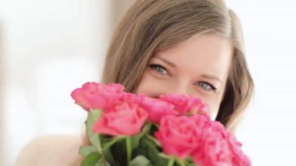 Šťastná krásná žena se usmívá, obdrží kytici růžových květin jako dárek na květinovou dovolenou, romantický dárek a láska překvapení, lidé a svátky — Stock video