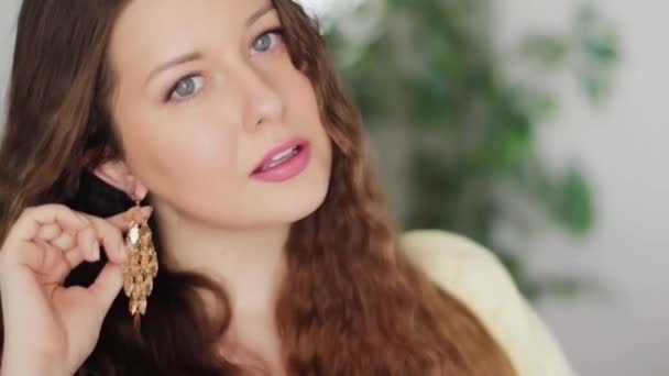 Piękna kobieta nosi długie złote kolczyki i uśmiechnięty, biały europejski model kobiety pozowanie w złotej biżuterii i eleganckich akcesoriów, moda i biżuteria reklama — Wideo stockowe