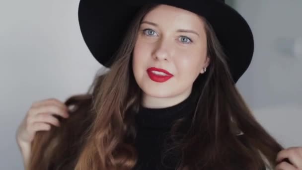 Moda estilo francês e acessório, mulher parisiense vestindo chapéu preto elegante posando e sorrindo, belo modelo europeu caucasiano, elegante e elegante retro — Vídeo de Stock