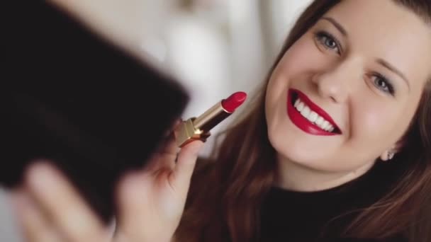 Ide tata rias malam glamor, potret wajah seorang wanita dengan makeup lipstik merah, vlogger kecantikan perempuan, gaya chic Perancis, make-up dan produk kosmetik — Stok Video