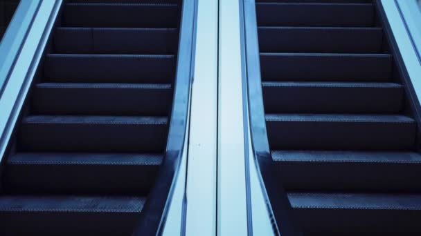 Escalera en un centro comercial, detalle urbano — Vídeos de Stock