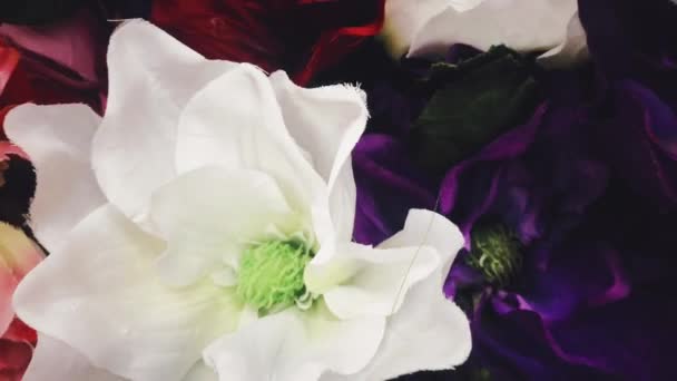 Künstliche Blumenarrangements als florale Dekoration für Hochzeit und Blumengeschäft — Stockvideo