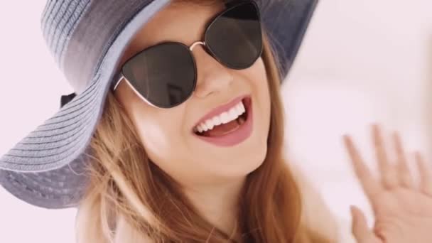 Smiling young woman wearing stylish sunglasses and summer sun hat, happy vacation and beach holiday destination, luxury travel and people outdoors — Stock Video