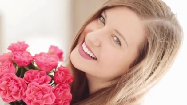 Χαρούμενη όμορφη γυναίκα χαμογελαστή, να λαμβάνει μπουκέτο με λουλούδια τριαντάφυλλο ως δώρο διακοπών, ρομαντικό δώρο και έκπληξη αγάπη, τους ανθρώπους και τις διακοπές — Αρχείο Βίντεο