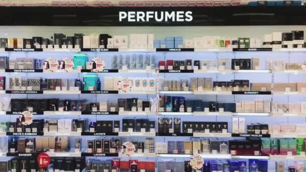 Parfums en cosmetica afdeling in een winkelcentrum tijdens coronavirus covid-19 pandemie lockdown, winkel beperking — Stockvideo