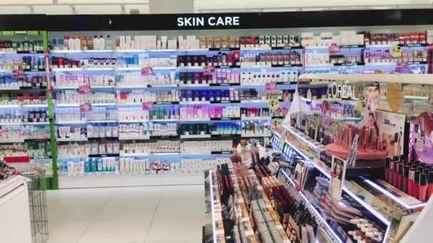 Departamento de cuidados com a pele e cosméticos em um shopping center durante coronavírus covid-19 bloqueio pandêmico, restrição loja de varejo — Vídeo de Stock