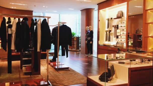 Louis Vuitton tienda de la marca interior, experiencia de compras de moda de lujo — Vídeos de Stock
